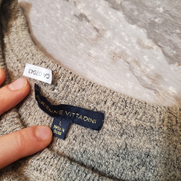 NWOT Adrienne Vittadini greyish tan sweater. Fringe. Size L. Boho. - Picture 7 of 12